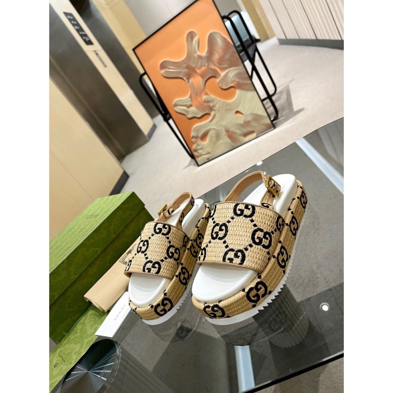 G*u*i sandals